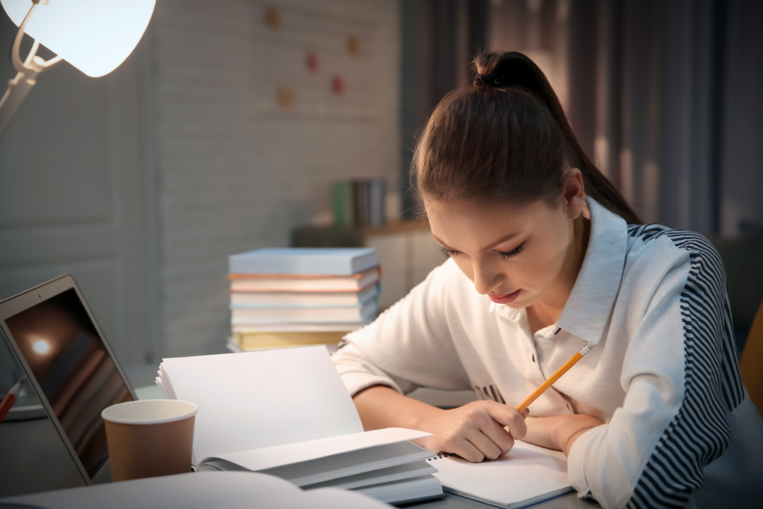 mulher estudando curso tecnologo online