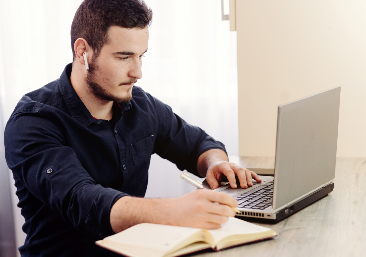 Homem montando rotina de estudo em computador
