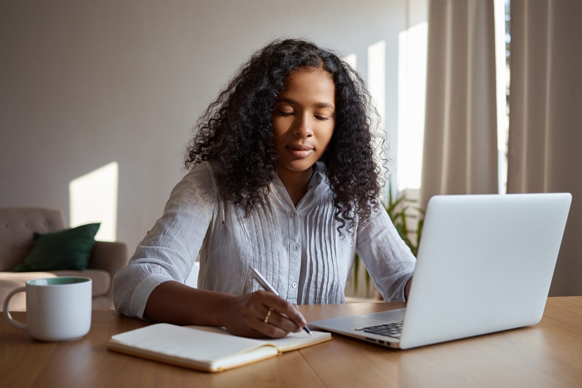 Pode parecer complicado, mas colocando algumas dicas em prática, você saberá como fazer resumos completos e efetivos. Confira!