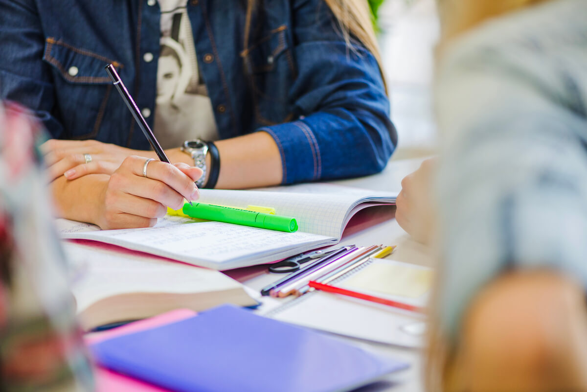 Jovem estudando para duas graduações ao mesmo tempo.