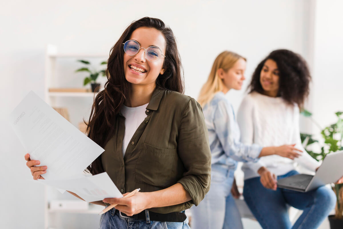 Jovens mulheres realizando testes para entender sua vocação profissional.