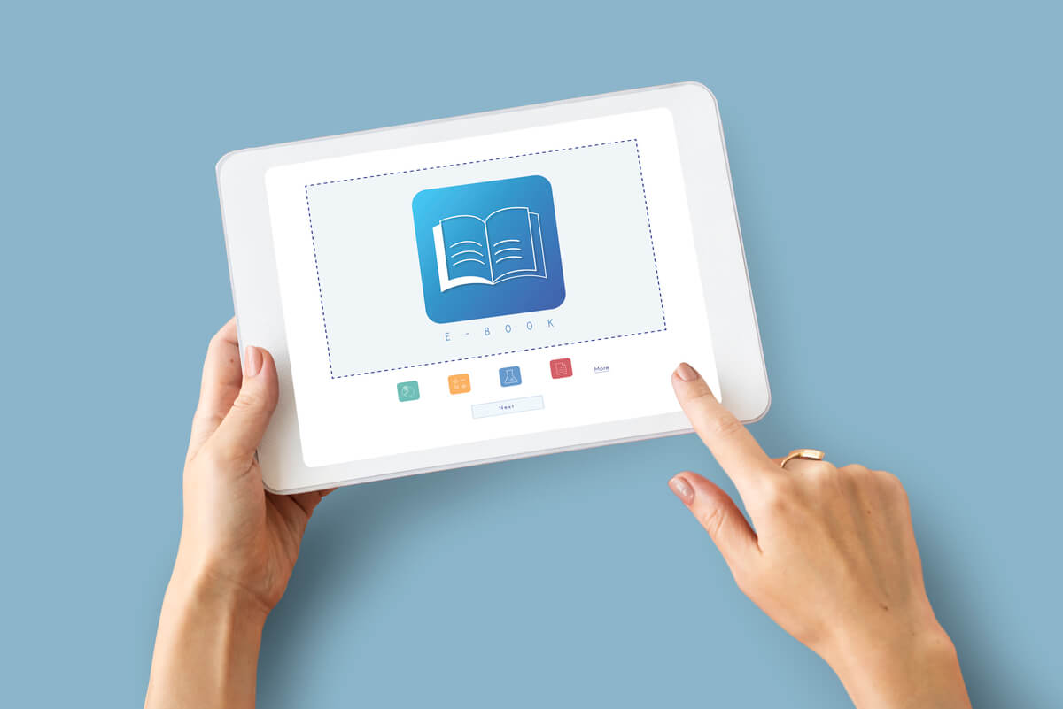 Estudante acessando biblioteca online pelo tablet.