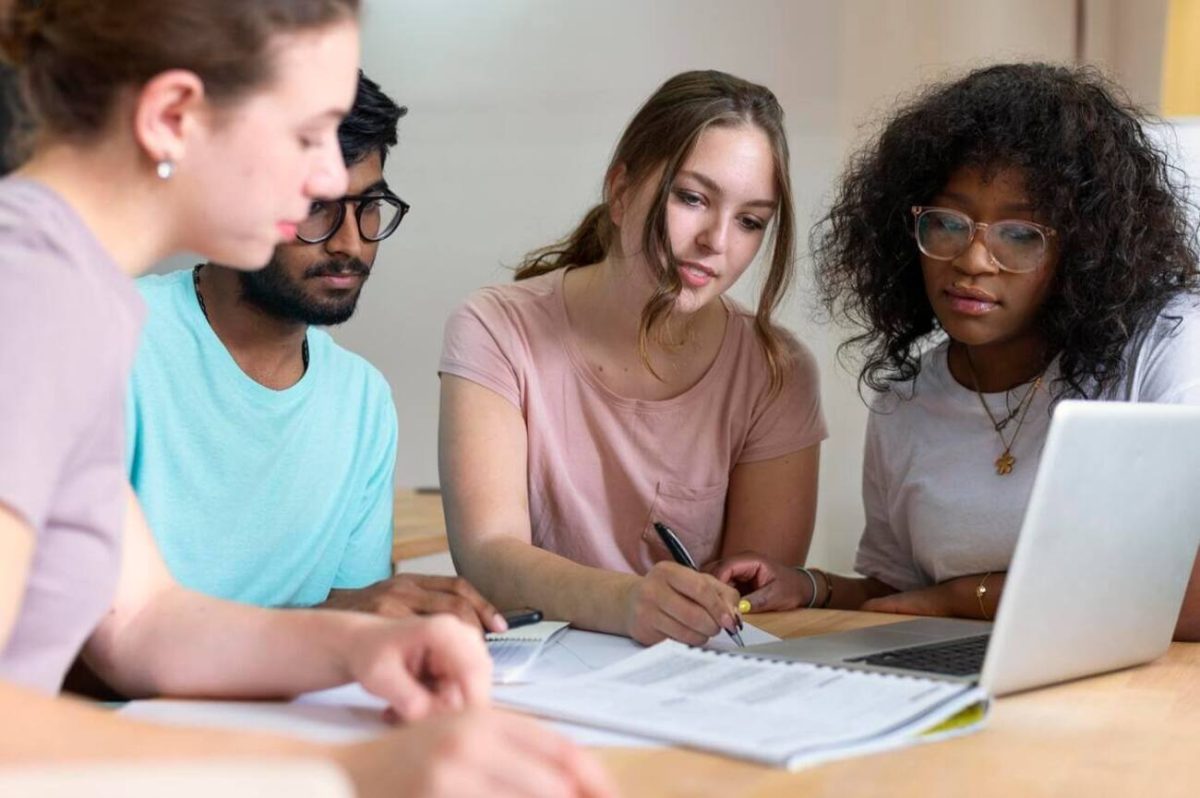 Alunos reunidos estudando como realizar o projeto integrador.